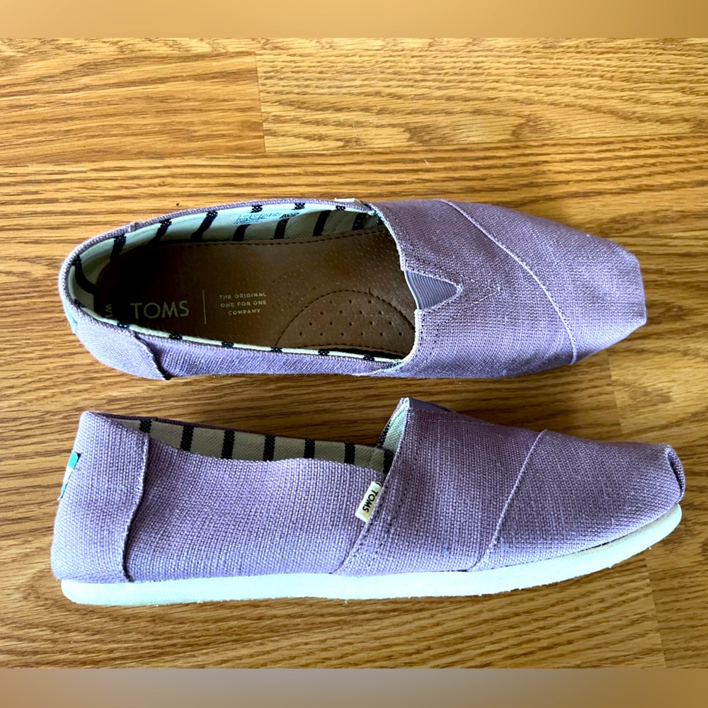 Great condition! Lilac/lavender colored Toms shoes